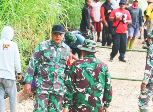 Warga Sambut Gembira Dansatgas TMMD 125 Kodim 1419/ERK Tinjau Lokasi Pengecoran Jalan