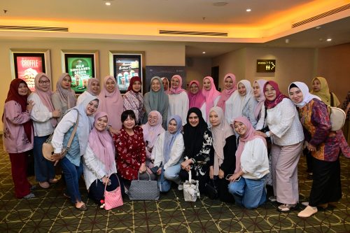 Aliyah Mustika Ilham Nobar Film Penantian Buah Hati Bersama Ketua TP PKK Makassar