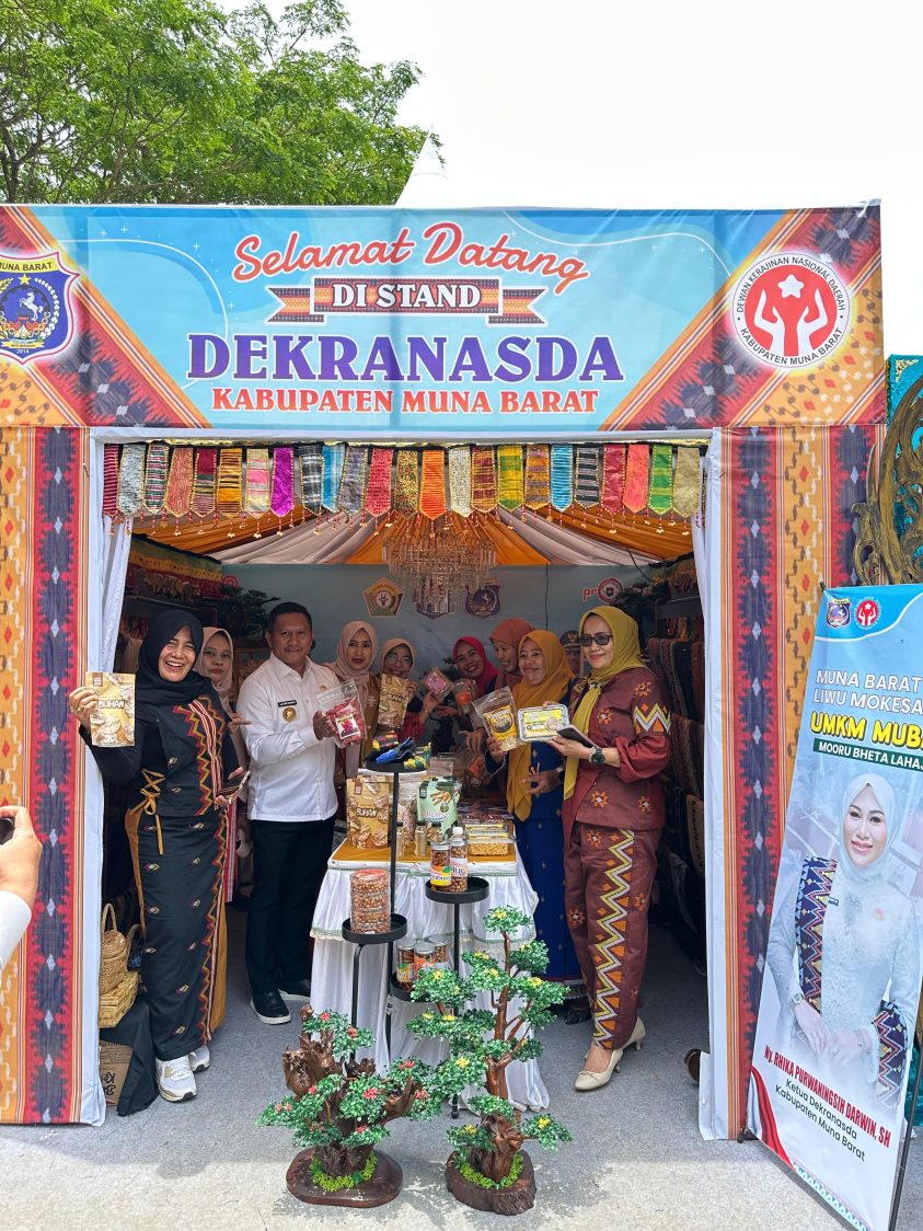 Hadir di Rakornas PHD, Laode Darwin Sambangi Stand Dekranasda