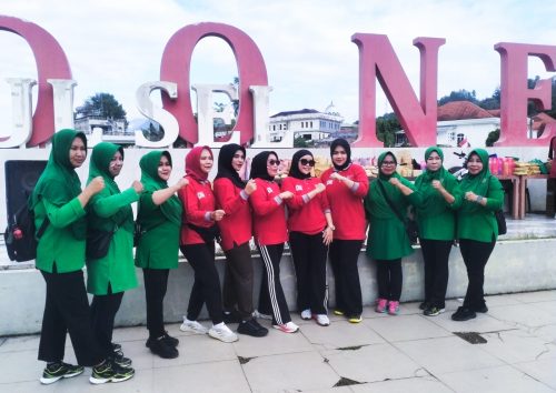 Bupati Enrekang,TP PKK, Forkopimda, Warga Senam Joget Energik Di Anjungan Indonesia