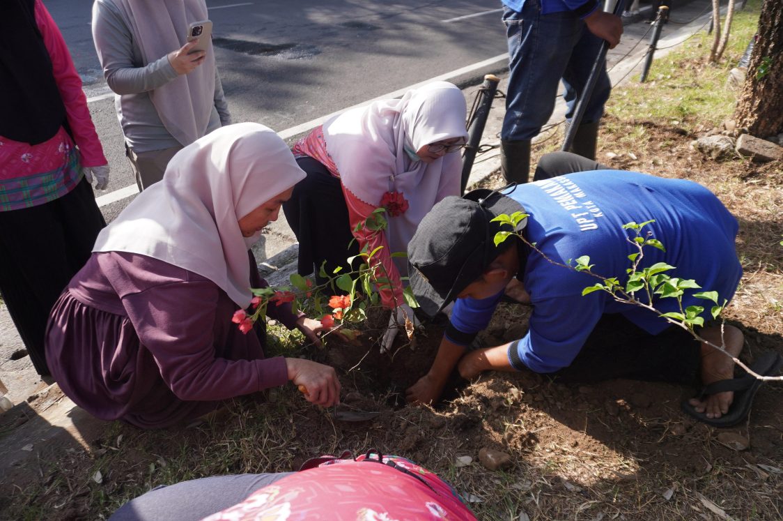 Dukung Program Jumat Bersih, Melinda Aksa Ajak Warga Jaga Lingkungan Makassar