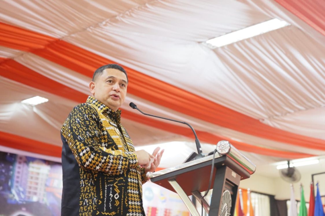 Wali Kota Makassar Munafri Arifuddin Beri Pesan Inspiratif di Wisuda UNM 2025