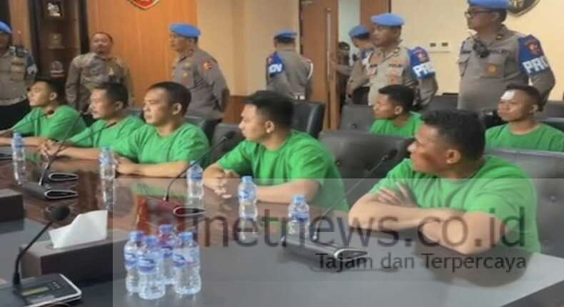 Live Instagram Propam, 7 Brimob Diadili di Kursi Panas, Nitizen Jadi Saksi