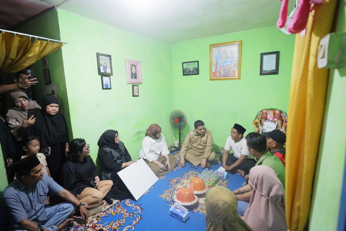 Suasana Haru, Appi–Aliyah Sambangi Rumah Duka Dandi dan Sarina Wati
