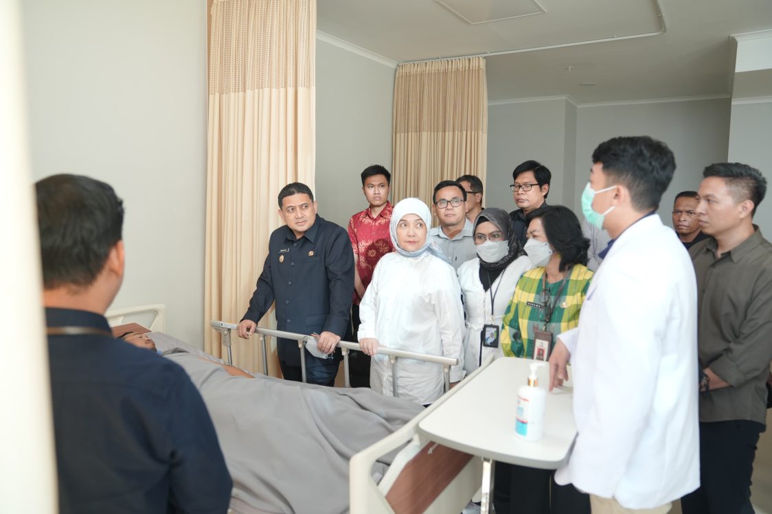 Munafri–Aliyah Tunjukkan Kepedulian, Jenguk Agung Setiawan di RS CPI