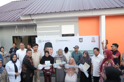 Wali Kota Makassar Munafri Dampingi Menteri Serahkan Rumah Gratis untuk Keluarga Korban Demonstran