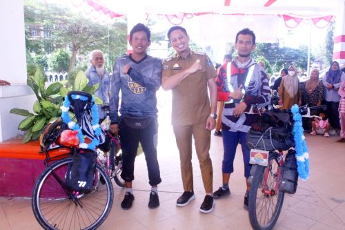 2 Warga Bersepeda Rute Enrekang- Manado Penuhi Nazar Kemenangan “Kawan Kita”