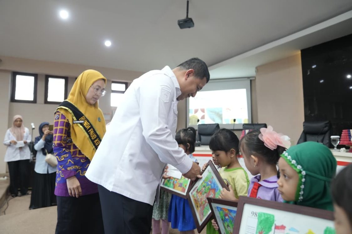 Bunda PAUD Makassar Dampingi Wali Kota Munafri Serahkan Hadiah Lomba Mewarnai Anak Semarak HAN 2025