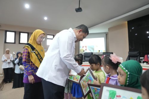 Bunda PAUD Makassar Dampingi Wali Kota Munafri Serahkan Hadiah Lomba Mewarnai Anak Semarak HAN 2025