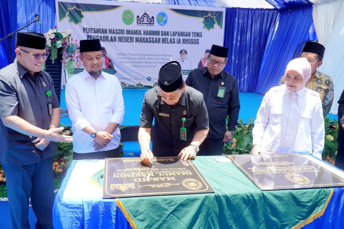 Gubernur Andi Sudirman dan Wawali Makassar Resmikan Masjid Imam Al-Hakimin PN Makassar