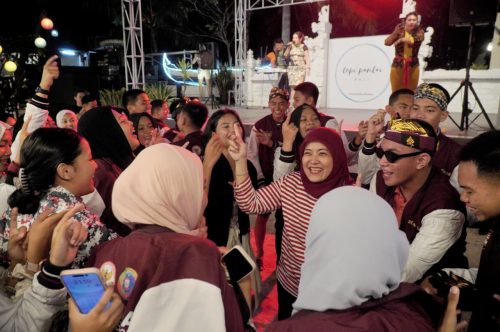 Momen Haru Wakil Wali Kota Aliyah Mustika Ilham Bernyanyi Bersama Paskibraka di Bali