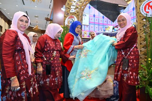 Wakil Wali Kota Makassar Tinjau Booth Dekranasda di INACRAFT 2025