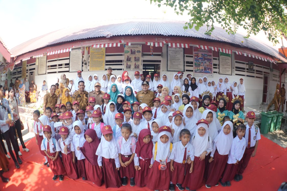 Pemerataan Pendidikan: Ratusan Siswa di Pulau Sangkarang Terima Seragam Sekolah Gratis