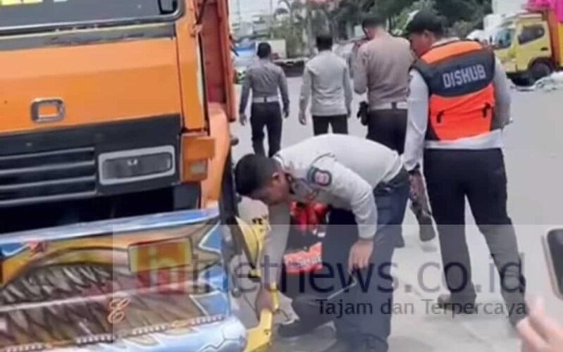 Dishub Makassar Tertibkan Parkir Liar di Jalan Protokol, Puluhan Kendaraan Dikunci Roda