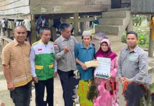 Warga Dusun Lekkong (Cendana) Dibantu Rehab Rumah 10 Juta Dari BAZNAS Enrekang