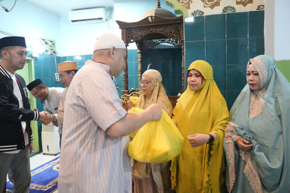 Usai Sholat Subuh Berjamaah di Mesjid, Munafri Serahkan Paket Sembako 