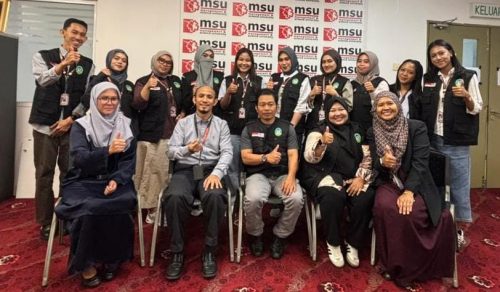 Mahasiswa KKN Internasional Pengenalan Alat Laboratorium dan Penyuluhan Kesehatan