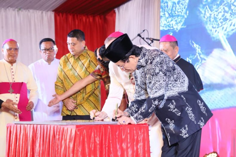 Menag RI Hadiri Peresmian Gereja Katedral, Munafri Perkenalkan Makassar Kota Toleran dan Inklusif