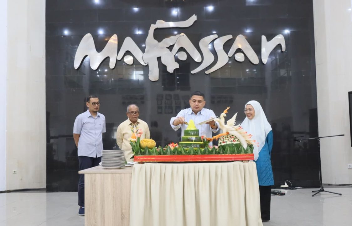 Penuh Keakraban, Munafri Potong Tumpeng di Syukuran HUT Kota Makassar ke-418
