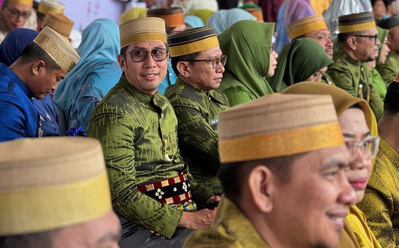 Kadis Pariwisata Tampil Elegan dengan Pakaian Adat di HUT Makassar 418