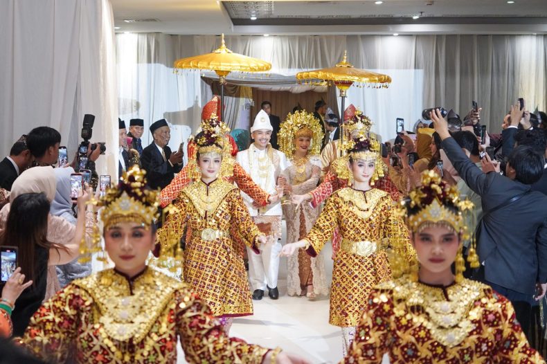 Prosesi Akad Zulfiqar–Roida Berbalut Adat & Haru, Dihadiri Tokoh Nasional