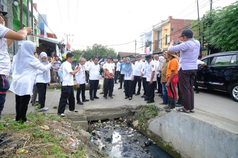 Bupati Gowa Tinjau Banjir di Jalan Swadaya, Temukan Bangunan Tutupi Drainase