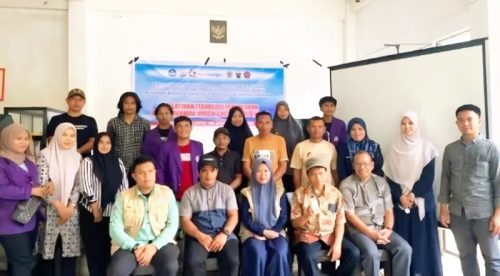 Kolaborasi Unimen–Unhas Latih Petani Enrekang Olah Buah Kelapa Jadi VCO