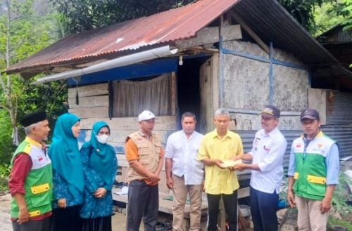 Ketua TP PKK Dan BAZNAS Enrekang Kucur Bantuan RTLH Tiga Desa Di Anggeraja Rp 45 Juta