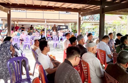 Warga dan Kadus Hadiri Diskusi Terbuka Rencana Tambang Emas Desa Pinang Desak CV. Hadaf Karya Mandiri Beroperasi