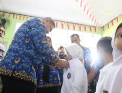 Munafri Arifuddin Bagikan Seragam Gratis, Ringankan Beban Orang Tua