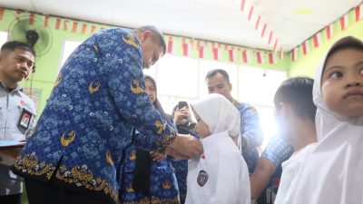 Munafri Arifuddin Bagikan Seragam Gratis, Ringankan Beban Orang Tua