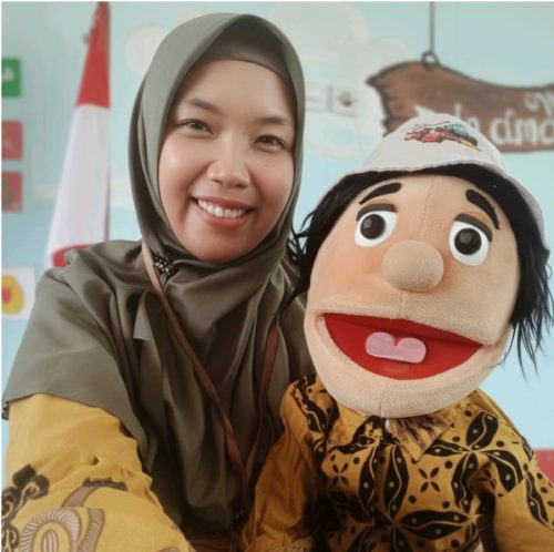 Dari Sinjai untuk Indonesia: Kisah Inspiratif St. Fatimah, Guru dan Pendongeng Berprestasi