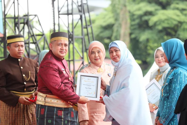 Munafri-Arliyah Serahkan Beasiswa dan Penghargaan di Lapangan Karebosi