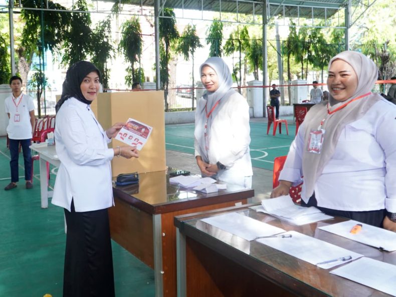 Antusias Warga Mangkura, Wawali Makassar Ikut Mencoblos di TPS 01