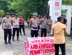 Warga Orasi Di Depan Gerbang Kantor Bupati Dan Rusak Pagar DPRD Enrekang Rencana Tambang Emas