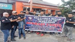Pererat Silaturahmi, Relawan 76 Makassar Turun ke Jalan Bagikan Takjil