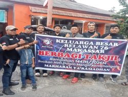 Pererat Silaturahmi, Relawan 76 Makassar Turun ke Jalan Bagikan Takjil