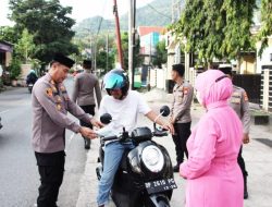 Humas Polres Enrekang Bagi Takjil Ramadhan 1447 H Tebar Manfaat Pada Warga dan Pengguna Jalan