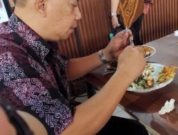 Gaya Hidup Sederhana Camat Wajo Makassar, Tak Canggung Nongkrong di Warung Rakyat