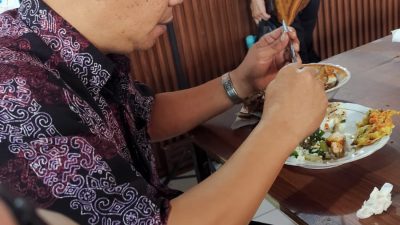Gaya Hidup Sederhana Camat Wajo Makassar, Tak Canggung Nongkrong di Warung Rakyat