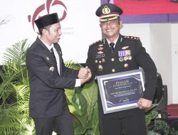 Kapolres AKBP Hari Budiyanto Terima Penghargaan Saat HUT ke-66 Kabupaten Enrekang