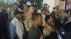 Jenazah Maksi Bless Diantar ke Polresta Sorong Kota, Aksi Keluarga Korban Berujung Ricuh