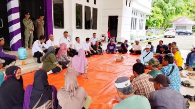 Wabup Enrekang Andi Tenri Liwang Lesehan Santai Temui Warga Ampu Maiwa